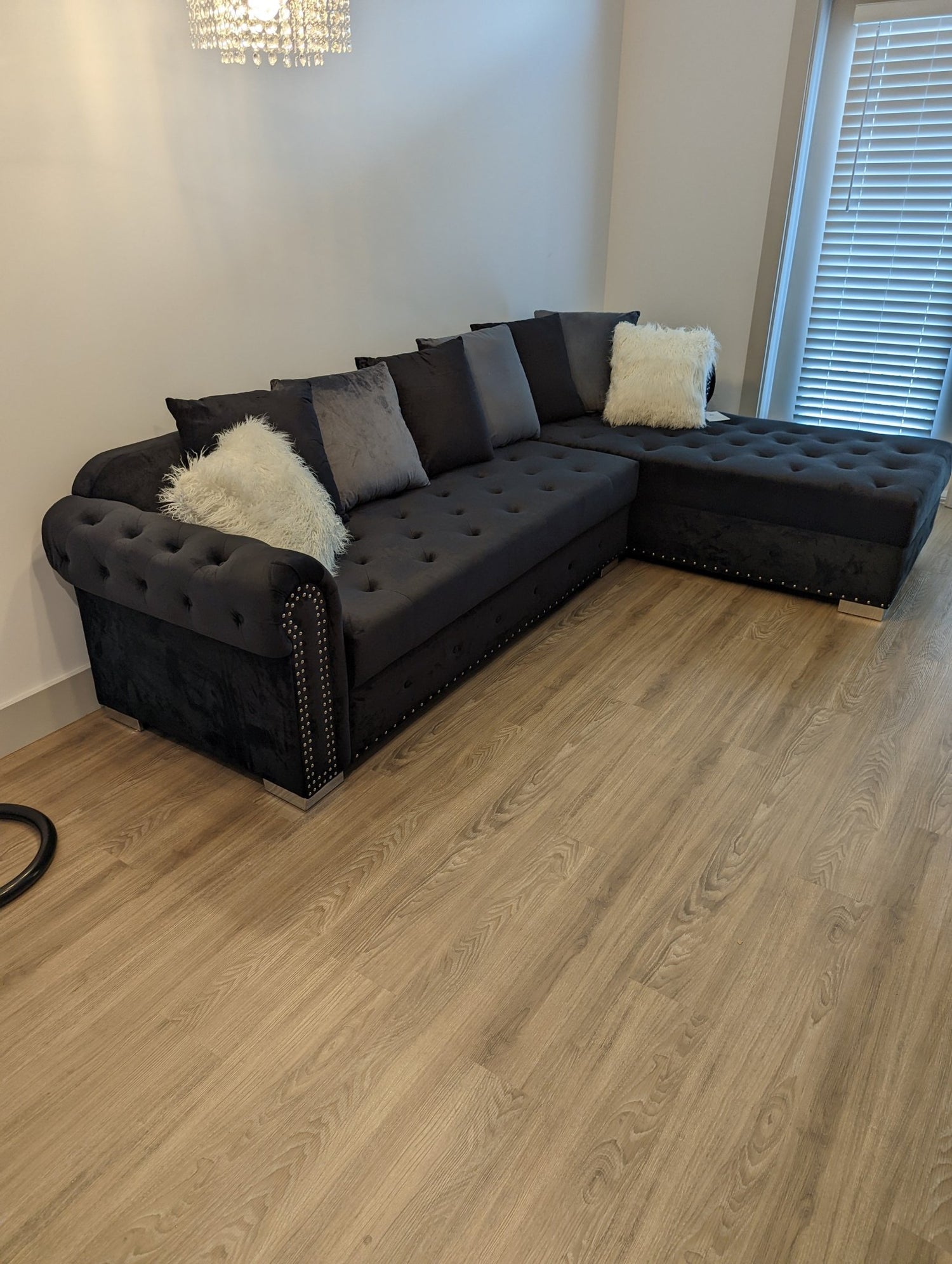 Willmington Velvet Sectional w Pillows - LDH Furniture